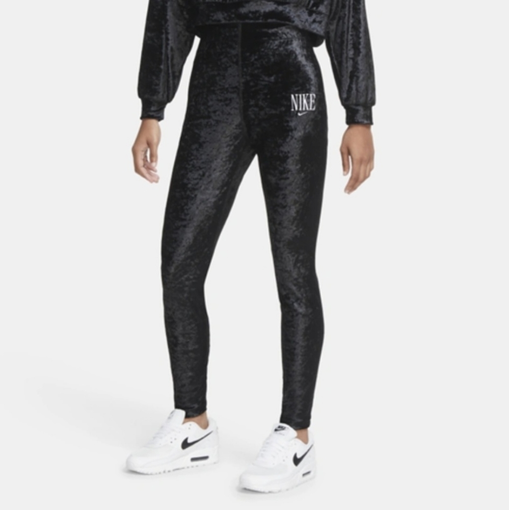 NWOT. Nike black high-waisted leggings. Size M
